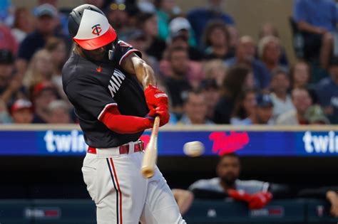 Twins use late rally to surge past White Sox 3-2